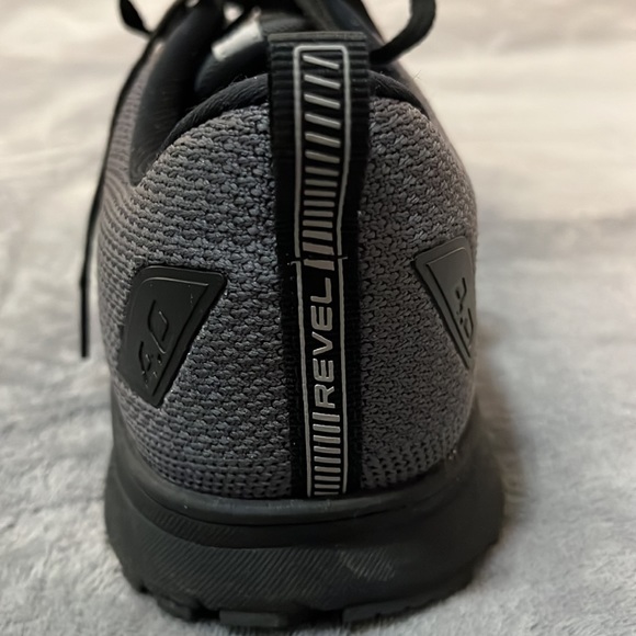 !!!SOLD!!! BROOKS Gray and Black Revel 4 Sneakers 11.5 US - Picture 7 of 9